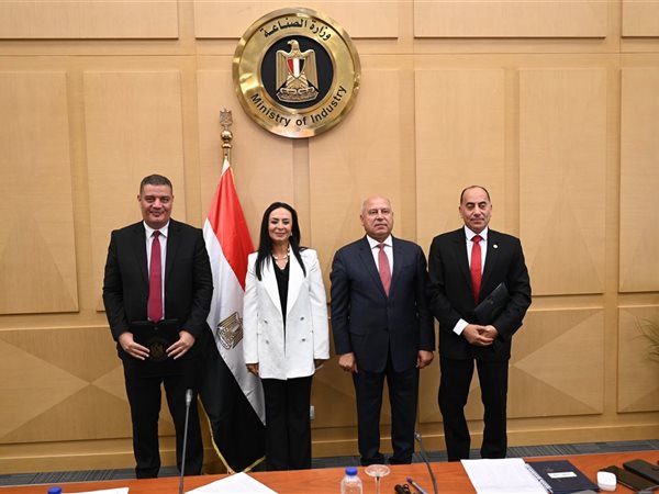 وزير الصناعة والنقل ووزيرة التضامن الاجتماعي يشهدان توقيع بروتوكول لرعاية المسنين