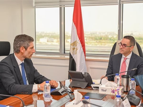 وزير الاستثمار يبحث مع ممثلي شركات عاملة في مجال حماية البيئة وإدارة المخلفات البحرية