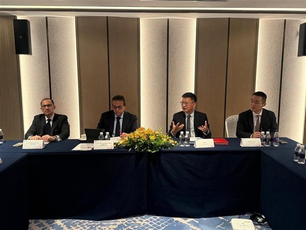 نائب رئيس الوزراء يبحث مع مسئولي هواوي التعاون في التكنولوجيا الطبية