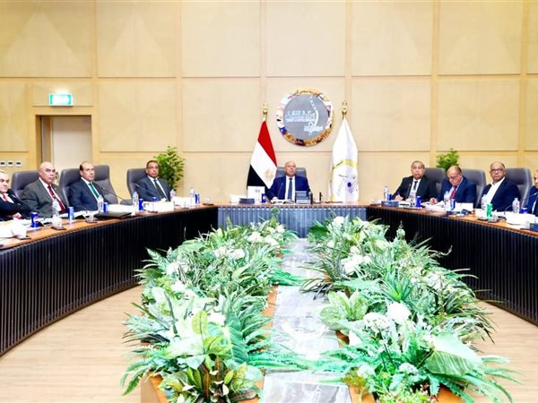 وزير الصناعة يترأس اجتماع الجمعية العامة للشركة القابضة لمشروعات الطرق والكباري 