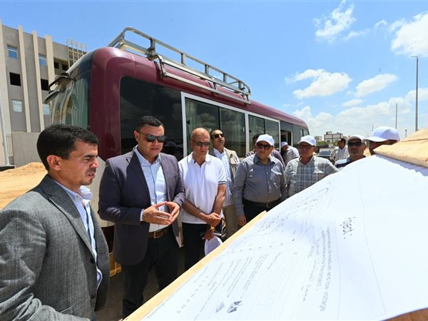 وزير الإسكان يتفقد مشروع مرافق الأراضي الصناعية وكوبري أعلى مسار القطار الكهربائي