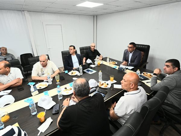 وزير الإسكان يعقد اجتماعًا موسعًا لتأمين المنشآت وتعزيز السلامة والصحة المهنية