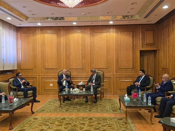 الرئيس التنفيذي لجهاز تنمية المشروعات يجتمع مع محافظ السويس لبحث دعم القطاع