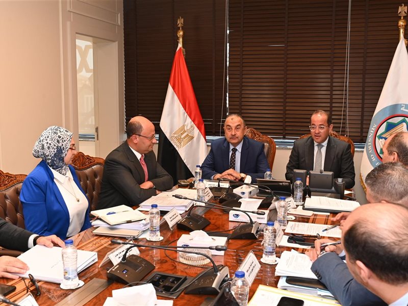 وزير المالية مع وزير