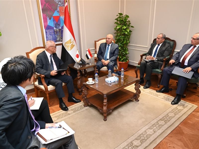 وزير الصناعة مع السفير