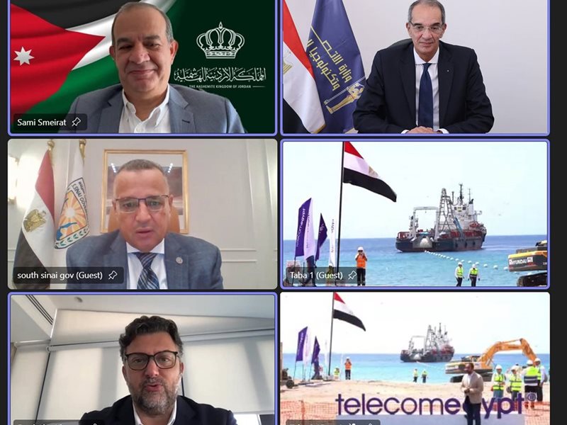 وزير الاتصالات مع