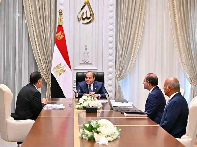 الرئيس يجتمع مع وزير