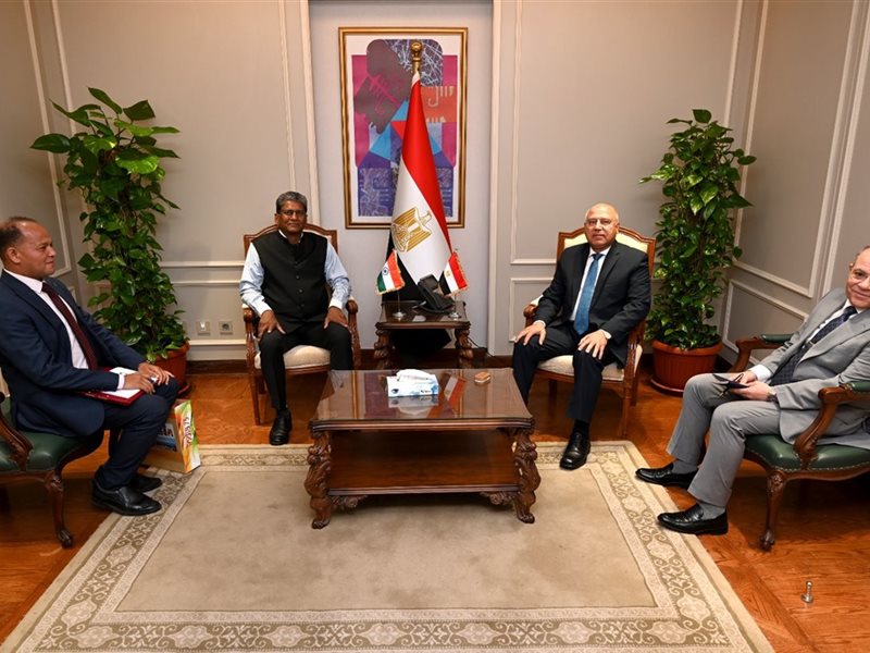 وزير الصناعة مع السفير