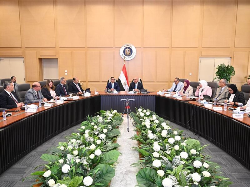 وزير الصناعة يجتمع