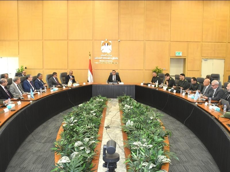 وزير الإسكان مع الهيئة