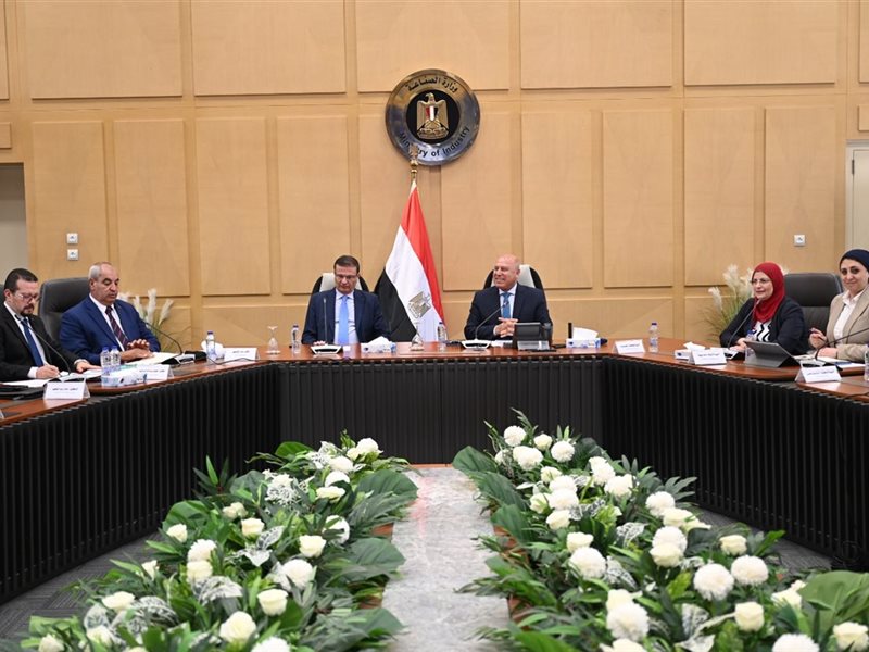وزير الصناعة مع وزير