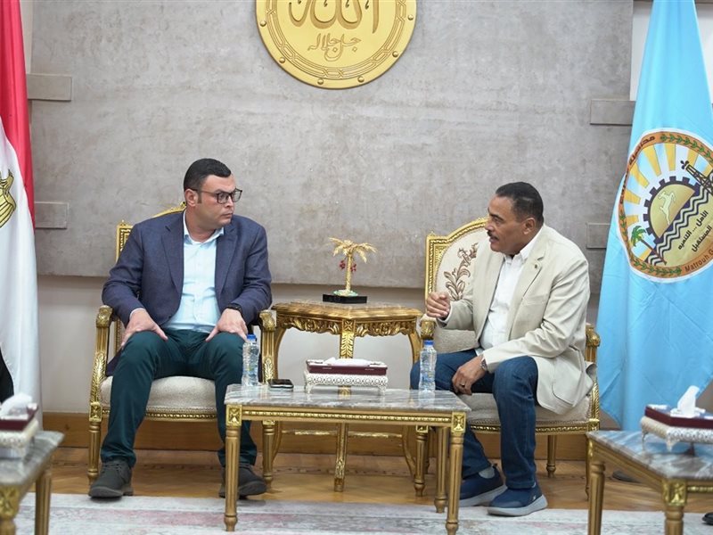 وزير الإسكان مع محافظ