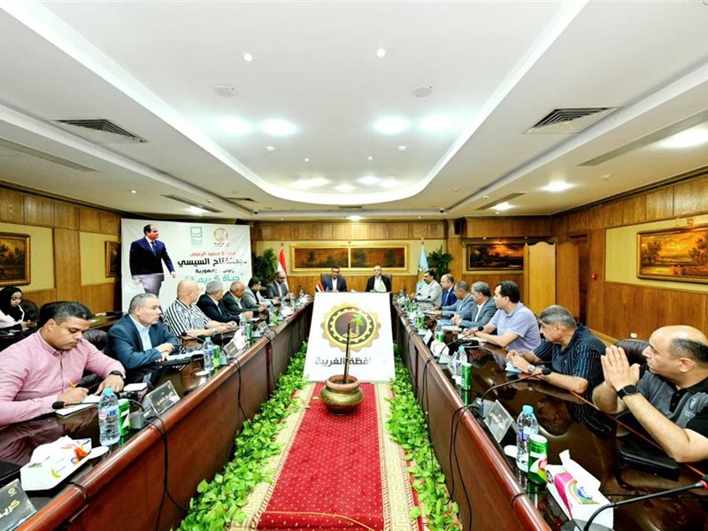 وزير الإسكان مع محافظ