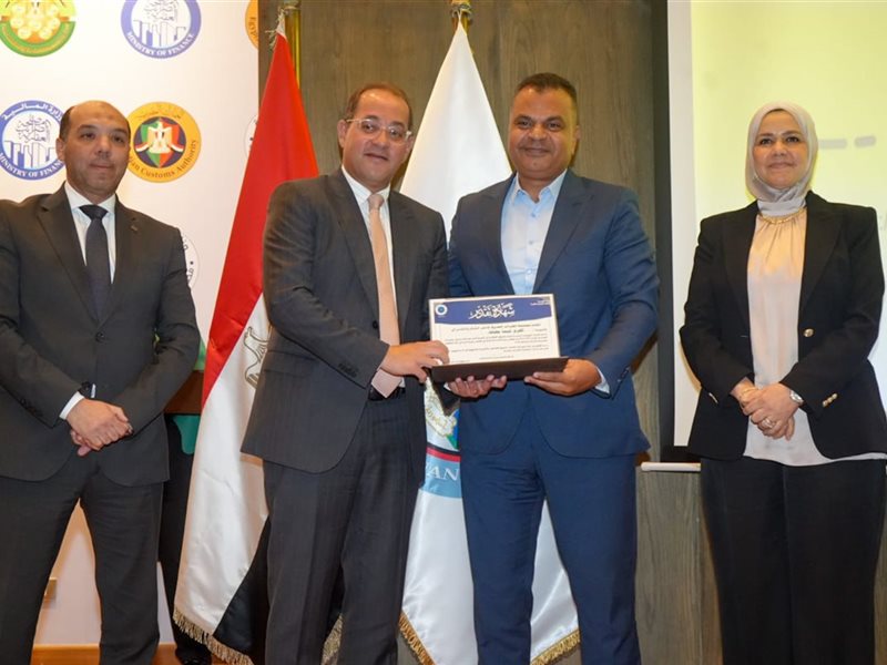 وزير المالية يكرم