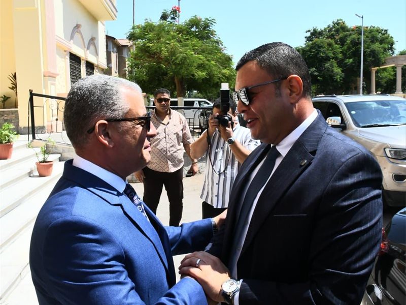 وزير الإسكان مع محافظ