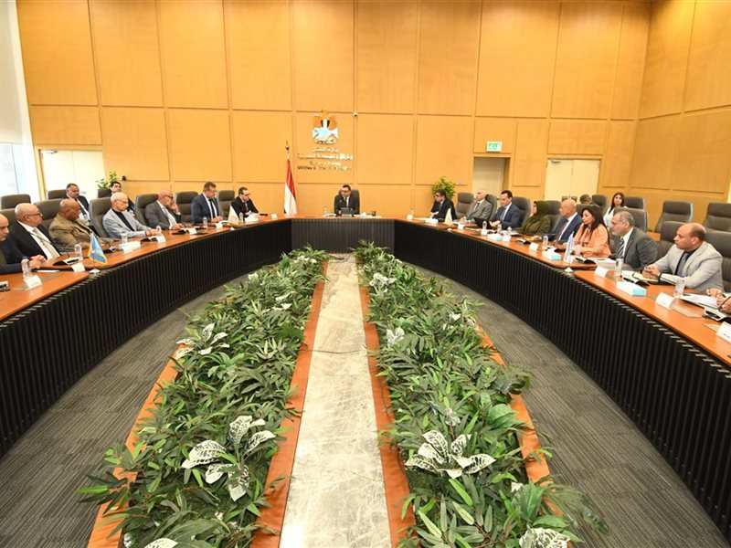 وزير الإسكان مع المطورين