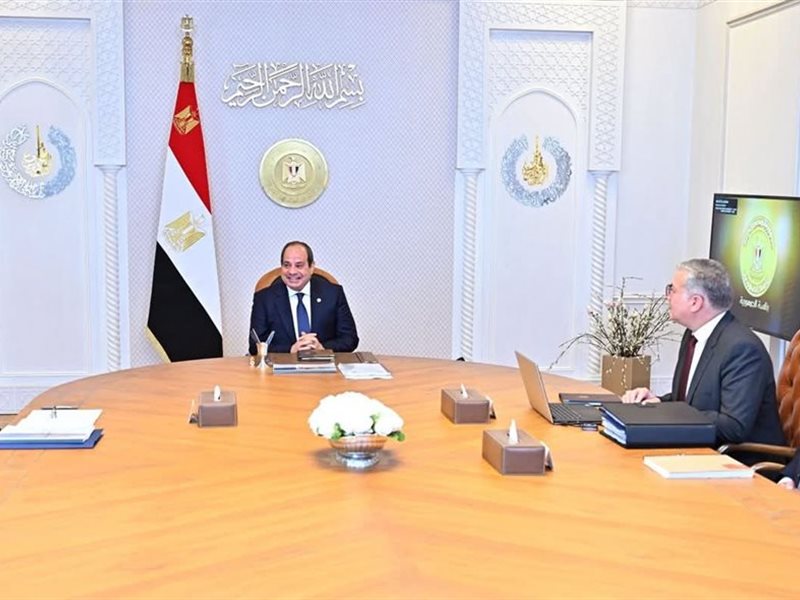 الرئيس مع وزير البترول