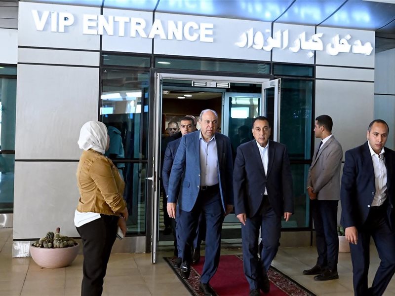 رئيس الوزراء بمطار