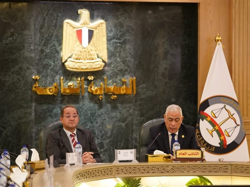 وزير المالية مع النائب