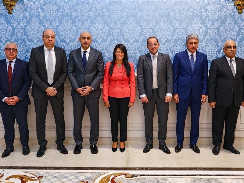 وزير التخطيط مع وزير