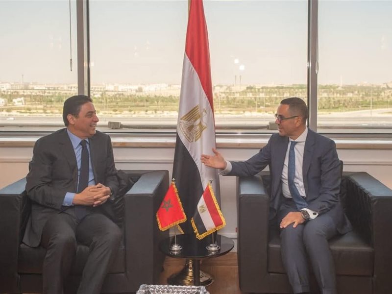 وزير الاستثمار مع
