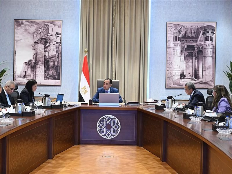 رئيس الوزراء مع وزيرة