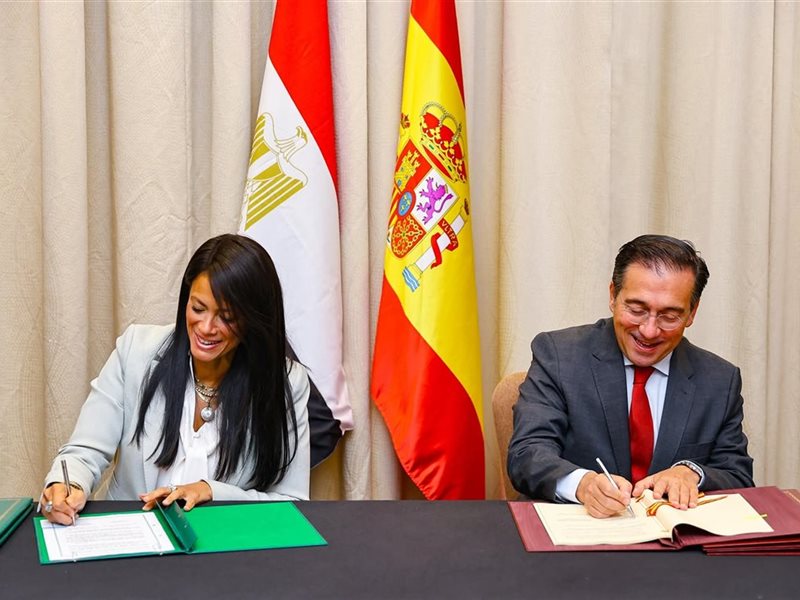 وزيرة التخطيط مع