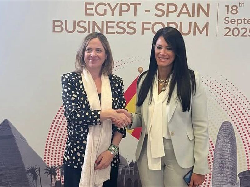 وزيرة التخطيط مع