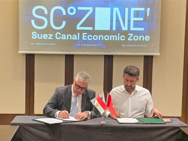 رئيس اقتصادية قناة السويس يوقع عقد 