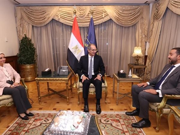 لبنى هلال وتامر المهدي يعرضان على وزير الاتصالات ملامح المرحلة الجديدة للمصرية للاتصالات 