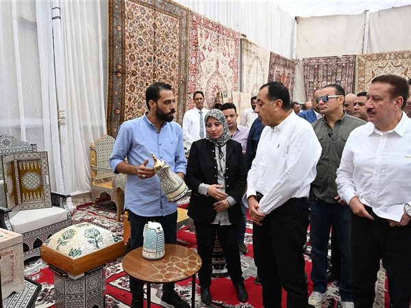 رئيس الوزراء يتفقد معرض صناعات الحرف اليدوية والتراثية بقرية شمّا بأشمون