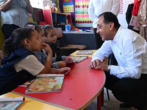 رئيس الوزراء يتفقد مدرسة الشهيد سامح طاحون الابتدائية بقرية شمّا