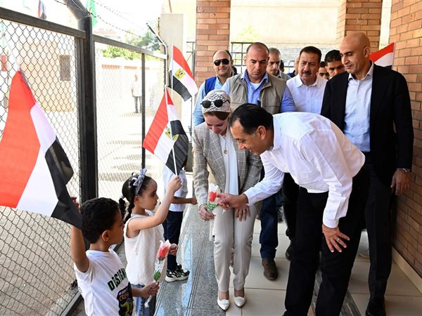 رئيس الوزراء يتفقد مركز تنمية الأسرة والطفل بقرية سبك الأحد