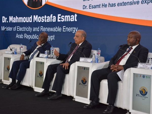 وزير الكهرباء يشارك بمائدة مستديرة حول بناء هيكل الطاقة المستدامة بأفريقيا