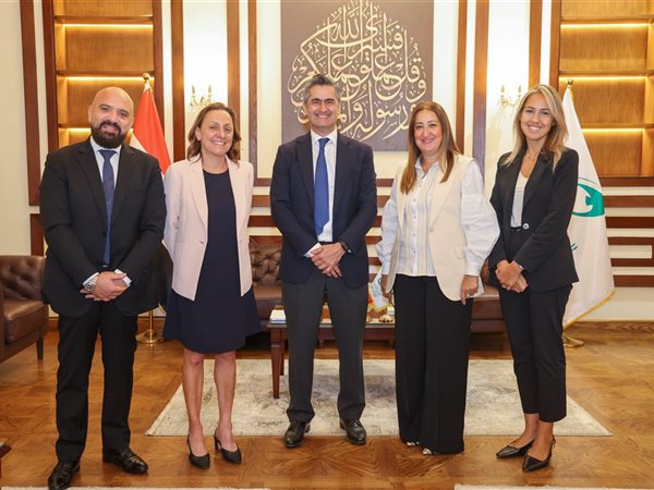 رئيس البريد المصري تبحث مع فيزا العالمية تعزيز التعاون في المدفوعات الرقمية