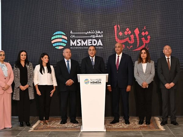  عقب إفتتاحه معرض 