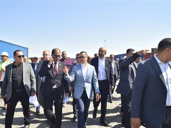 وزير الاستثمار يتفقد ميناء العين السخنة ويتابع سير العمل بمنظومة الفحص المشترك