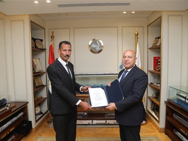  وزير الصناعة والنقل يكرم سائقًا أعاد حقيبة تحوي أكثر من مليون جنيه