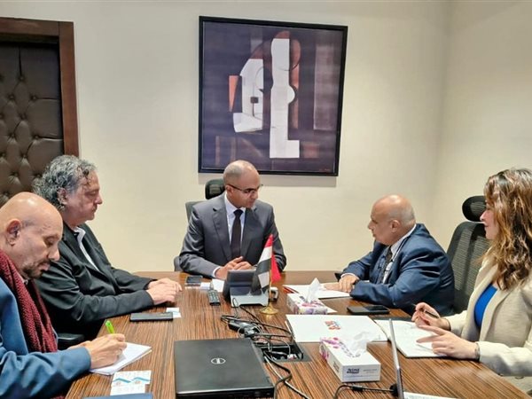 نائب وزير الإسكان يبحث التعاون مع شركة تصنيع مكونات المياه والصرف الصحي