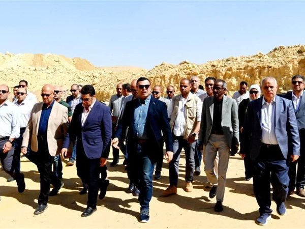 وزير الإسكان يتفقد مشروع سكن مصر ومحطة رفع الصرف الصحي بالقاهرة الجديدة