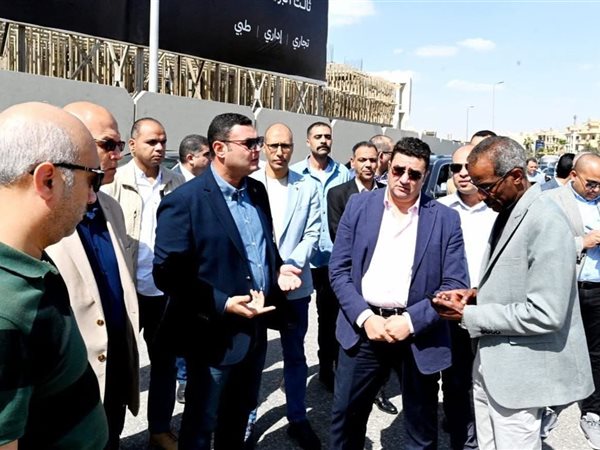 وزير الإسكان يتفقد أعمال تطوير الطرق والمحاور الرئيسية والميادين بمدينة القاهرة الجديدة