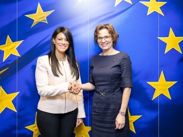 المشاط تبحث مع المفوض الأوروبي للبيئة والمياه والاقتصاد الدائري جهود تنفيذ آلية تعديل حدود الكربون CBAM