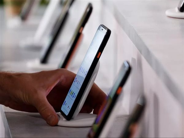 كوارث التجسس وضرب الإنتاج المحلي.. مصدر يكشف أسباب تطبيق رسوم الجمارك على الهواتف المستوردة