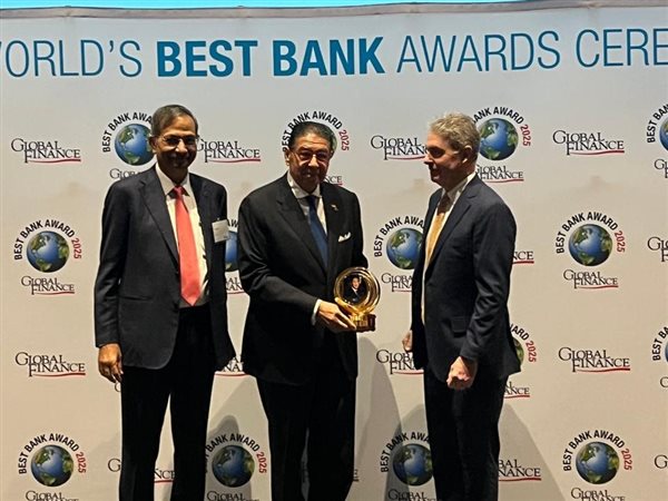 هشام عز العرب يتسلم جائزة الإنجاز مدى الحياة من مؤسسة جلوبال فاينانس