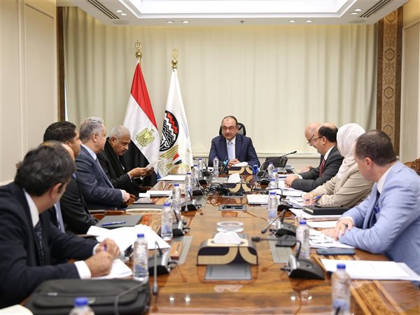 وزير قطاع الأعمال يبحث مع 