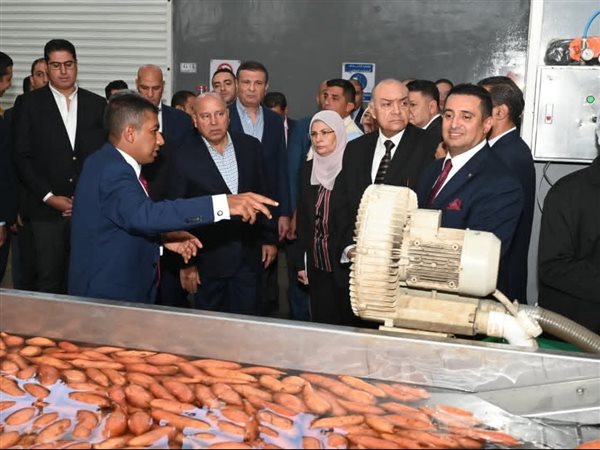وزير الصناعة يفتتح مصنعاً لتصدير الحاصلات الزراعية وخطوط إنتاج دوائية بجمصة
