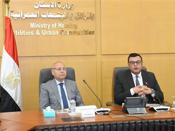  وزير الإسكان يستعرض مع محافظ القاهرة الموقف التنفيذي لعدد من المشروعات