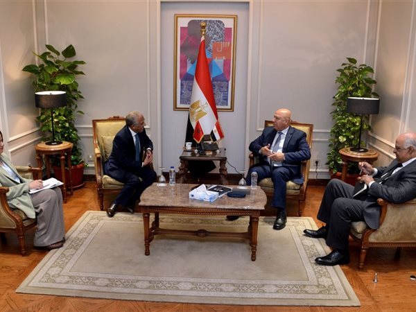 وزير الصناعة: مصر ترحب بتبادل الخبرات مع الجانب المغربي بمجالات صناعة السيارات