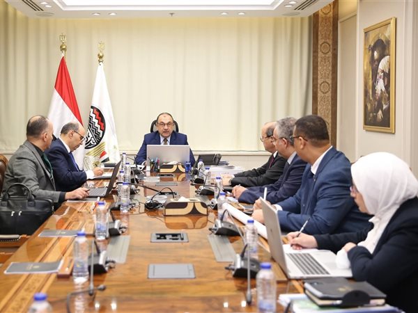 وزير قطاع الأعمال يتابع خطة التوافق مع آلية الكربون الأوروبية لدعم تنافسية الصادرات