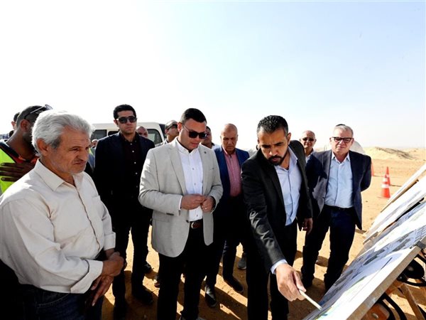 وزير الإسكان يتفقد أعمال تطوير الطرق والمرافق بمنطقة الأمل بالعبور الجديدة